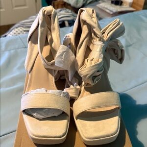 NWBOX Elegant Cream Women's Heels with Ankle Tie